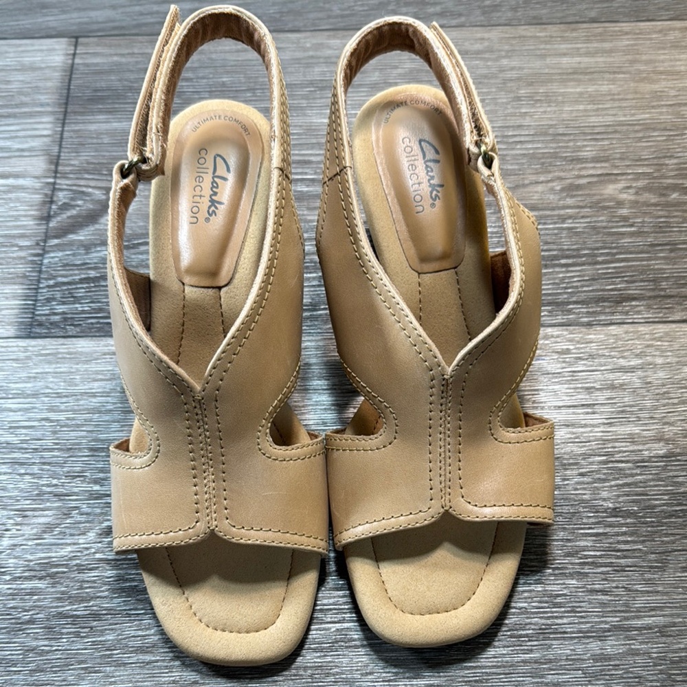 Clarks Tan leather Sandals Minimalist Design Open Toe woman’s size 7.5